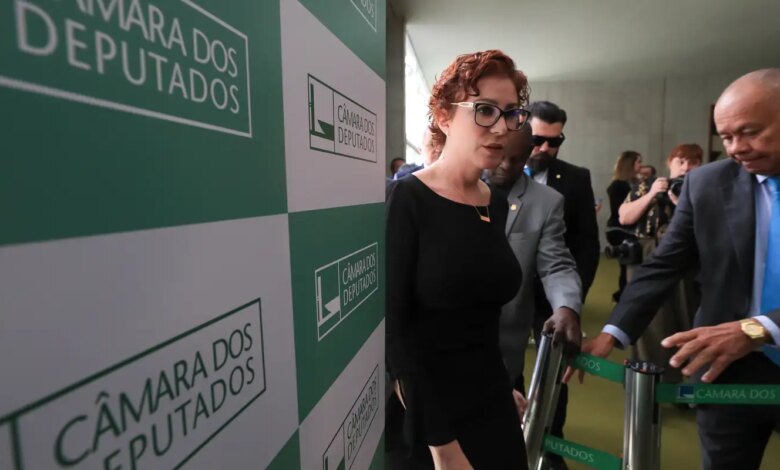 moraes-abre-inquerito-para-investigar-zambelli-por-coacao-e-obstrucao
