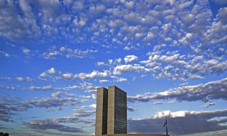 projeto-pode-permitir-que-parlamentar-acumule-aposentadoria-e-salario